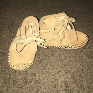 Minnetonka Baby moccasins 😍 unisex